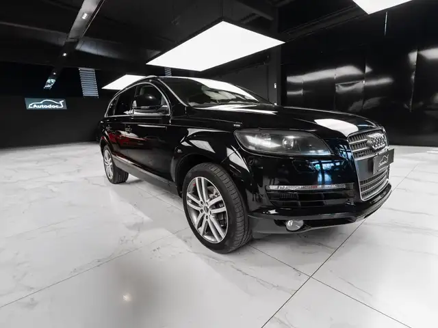 Audi Q7 view 3