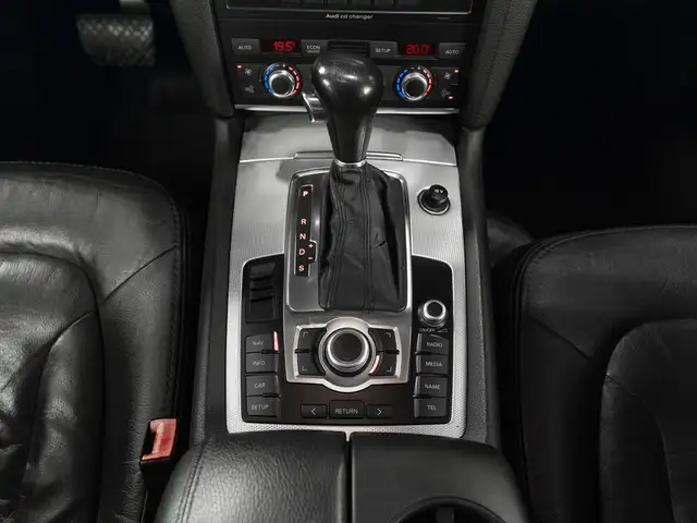 Audi Q7 view 13