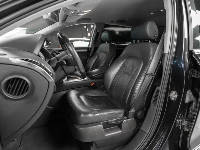 Audi Q7 view 9