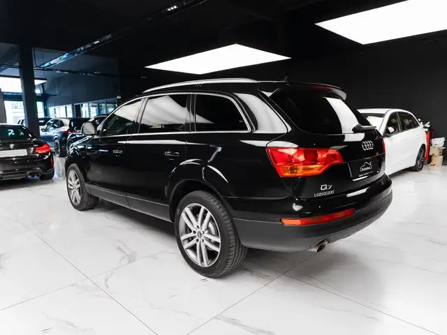 Audi Q7 view 6