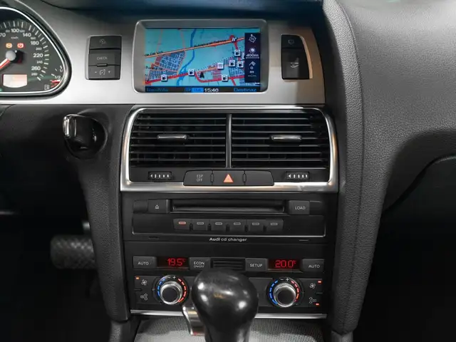 Audi Q7 view 12