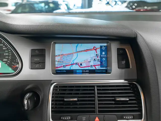 Audi Q7 view 11