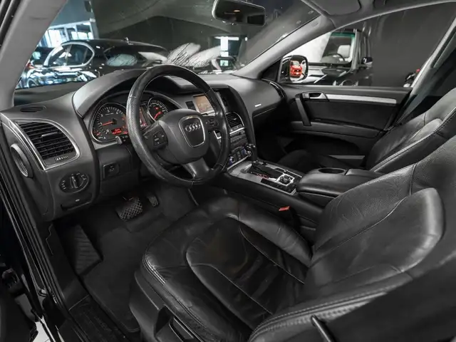 Audi Q7 view 7