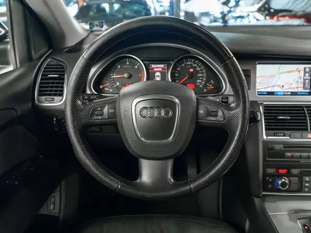 Audi Q7 view 10