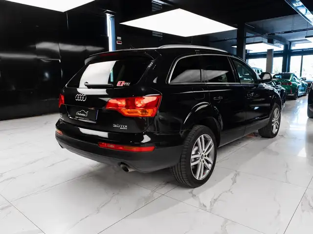 Audi Q7 view 4