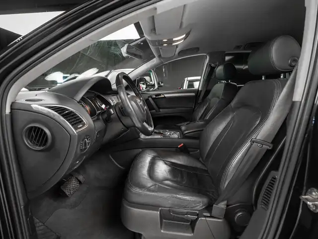 Audi Q7 view 8