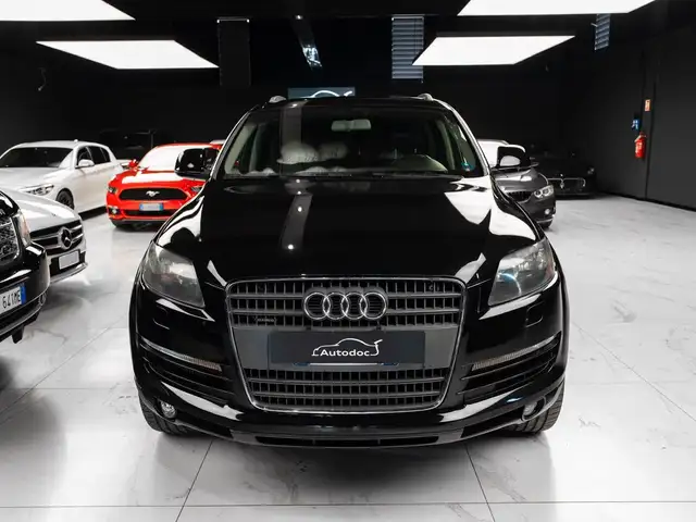 Audi Q7 view 2