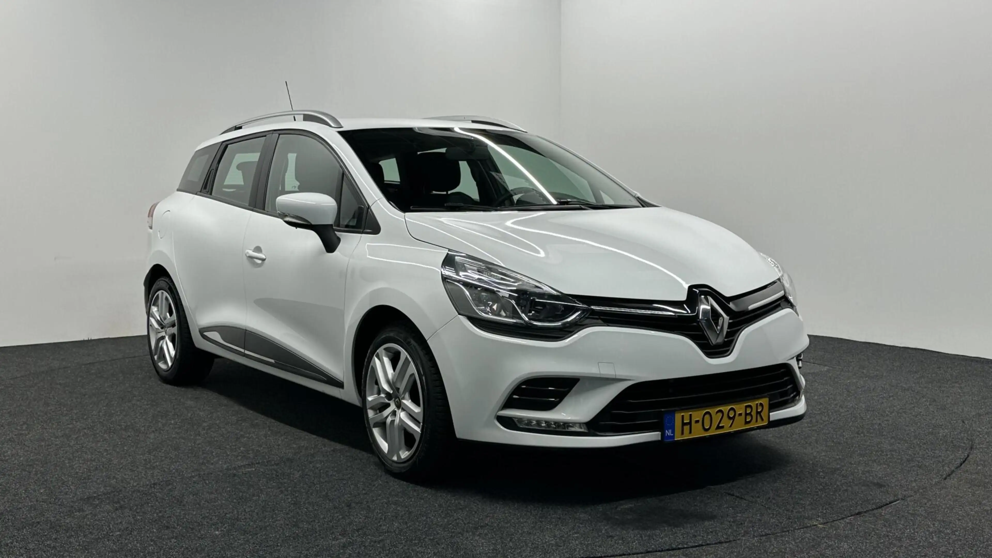 Renault Clio Estate 0.9 TCe Limited CRUISE NAVI CARPLAY. — photo 3