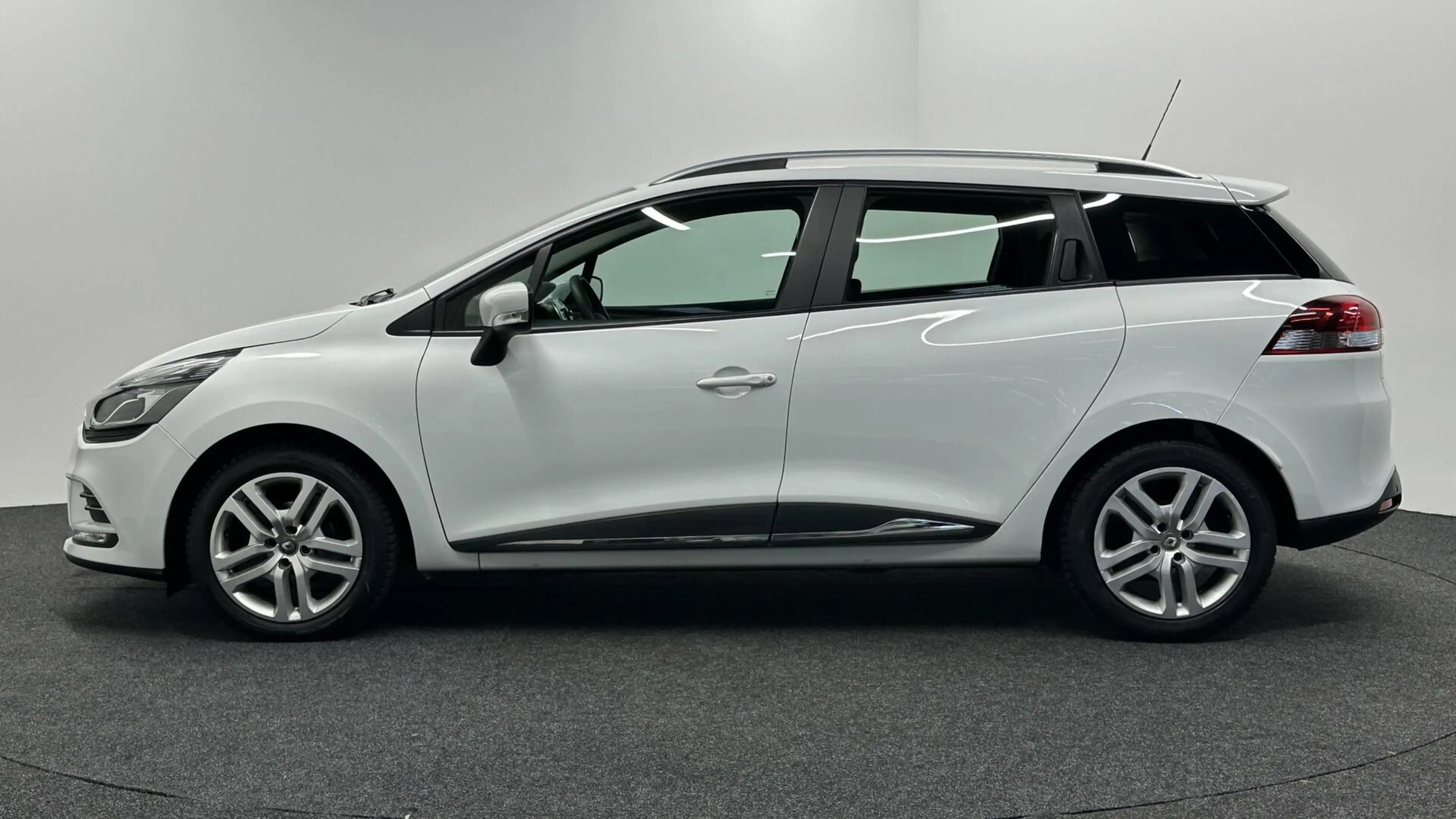 Renault Clio Estate 0.9 TCe Limited CRUISE NAVI CARPLAY. — photo 8