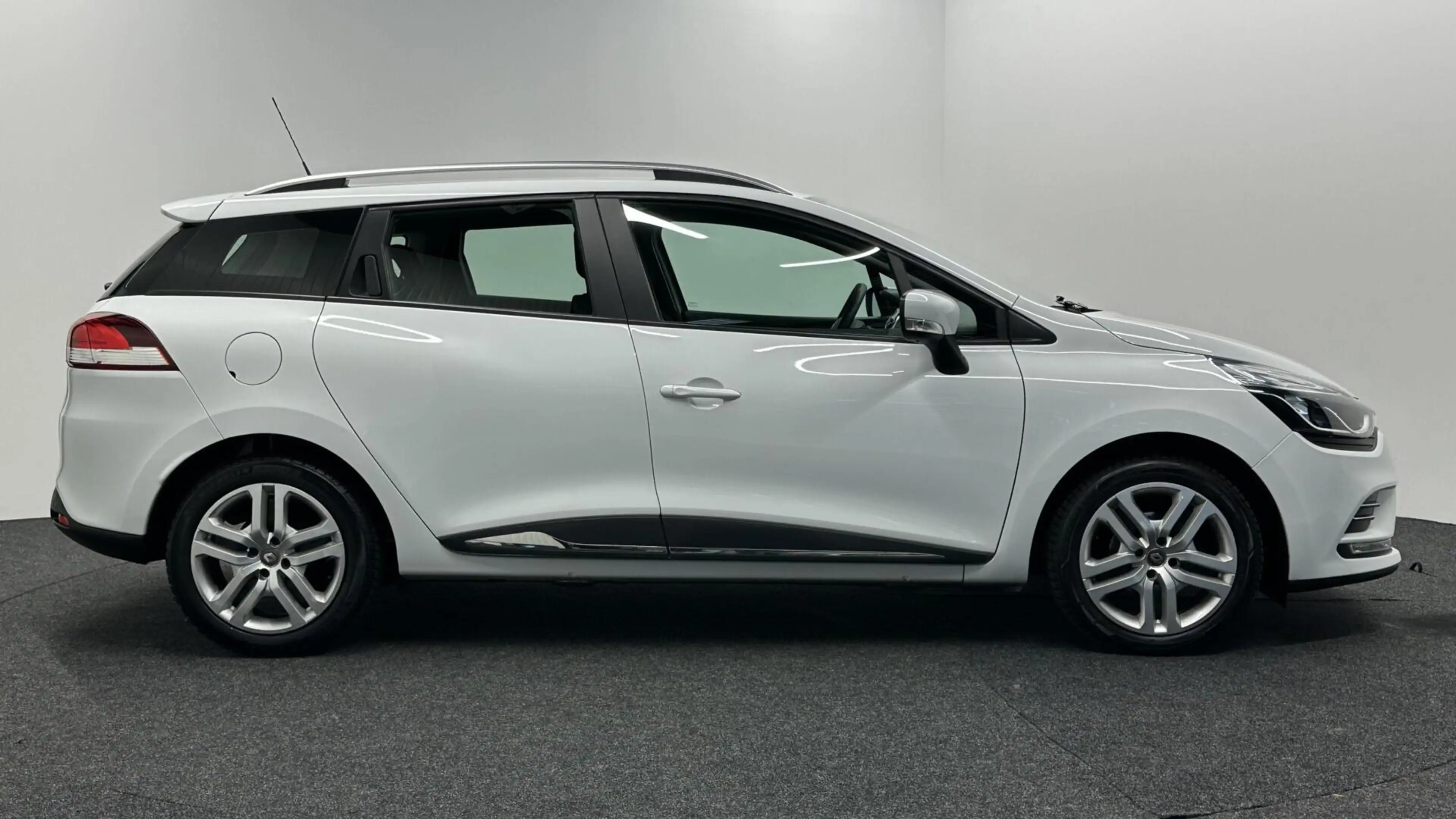 Renault Clio Estate 0.9 TCe Limited CRUISE NAVI CARPLAY. — photo 9