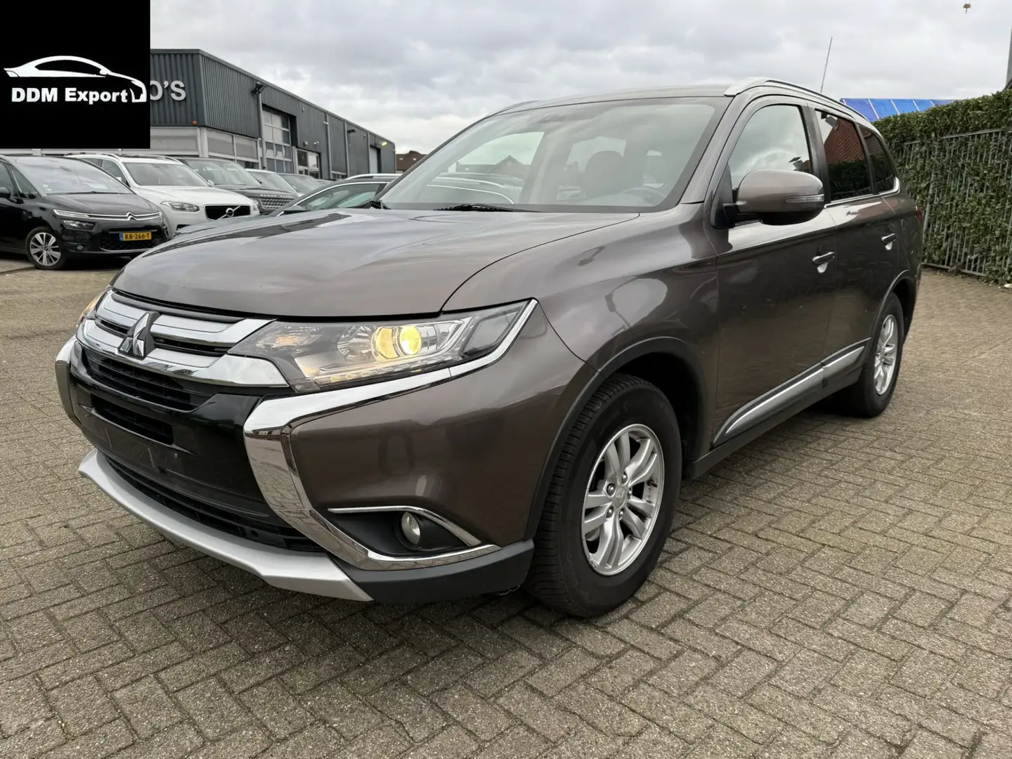 Mitsubishi Outlander 2.0 | Clima | PDC | Lmv | Trekhaak | Bruin - 1