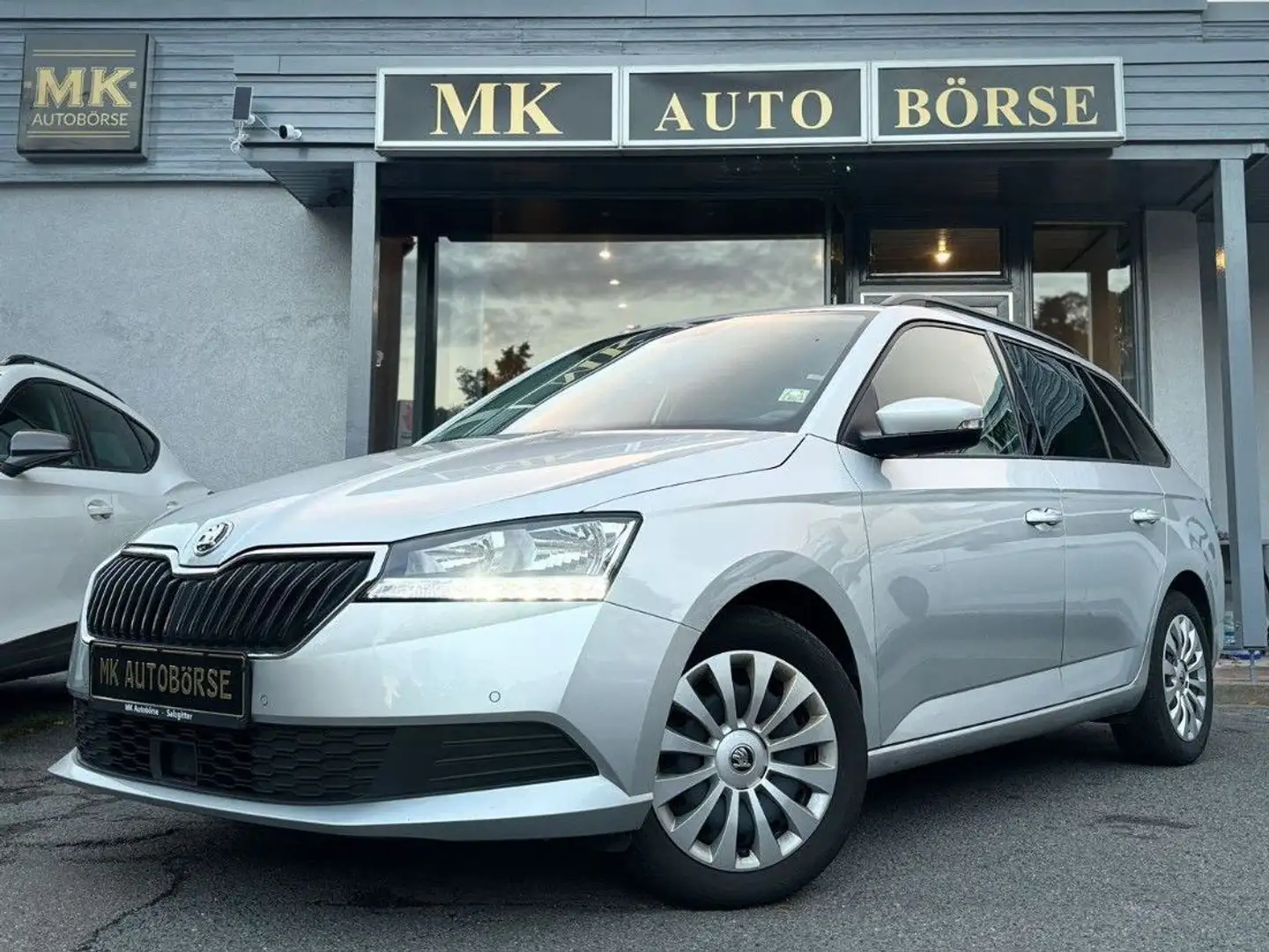 Skoda Fabia CombiAmbitionPDC/NAVI/TEMPOKlimaAut/Start-S Silber - 1