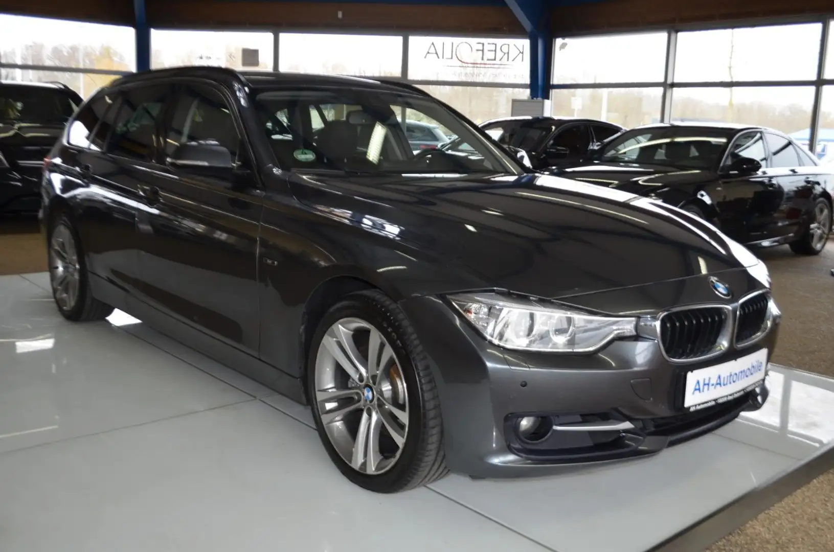 BMW 330 d Touring xDrive AUTOMATIK / XENON / NAVI Grau - 2