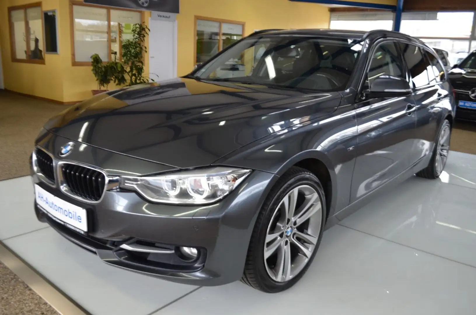 BMW 330 d Touring xDrive AUTOMATIK / XENON / NAVI Grau - 1