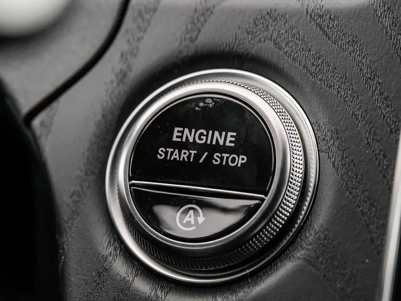 Mercedes-Benz E-Class снимка Mercedes-Benz E-Class