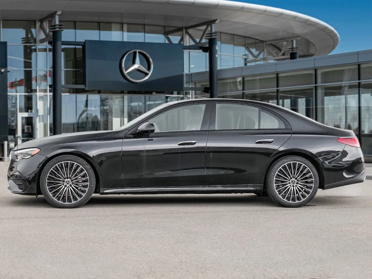 Mercedes-Benz E-Class снимка Mercedes-Benz E-Class