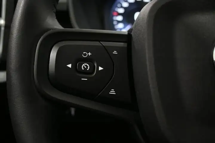 Volvo XC40 T2 Momentum Core man 2021, foto 16