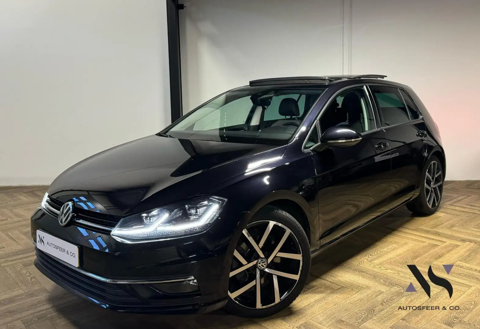 Volkswagen Golf 1.4 TSI Highline PANO CAM Zwart - 1