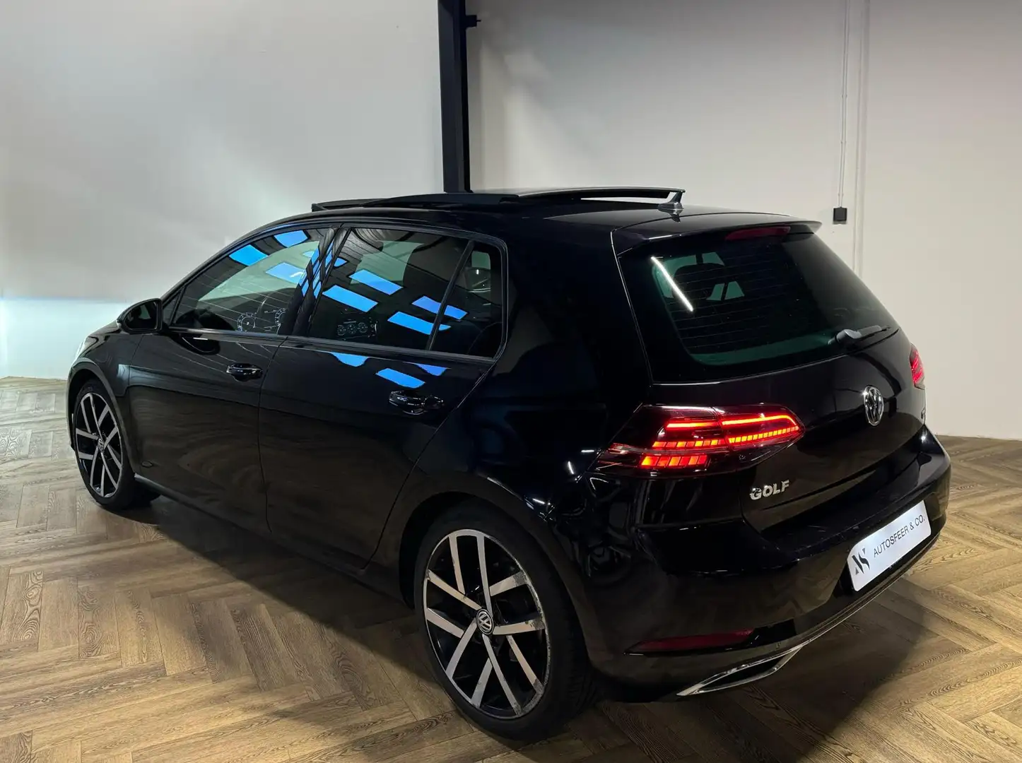 Volkswagen Golf 1.4 TSI Highline PANO CAM Zwart - 2