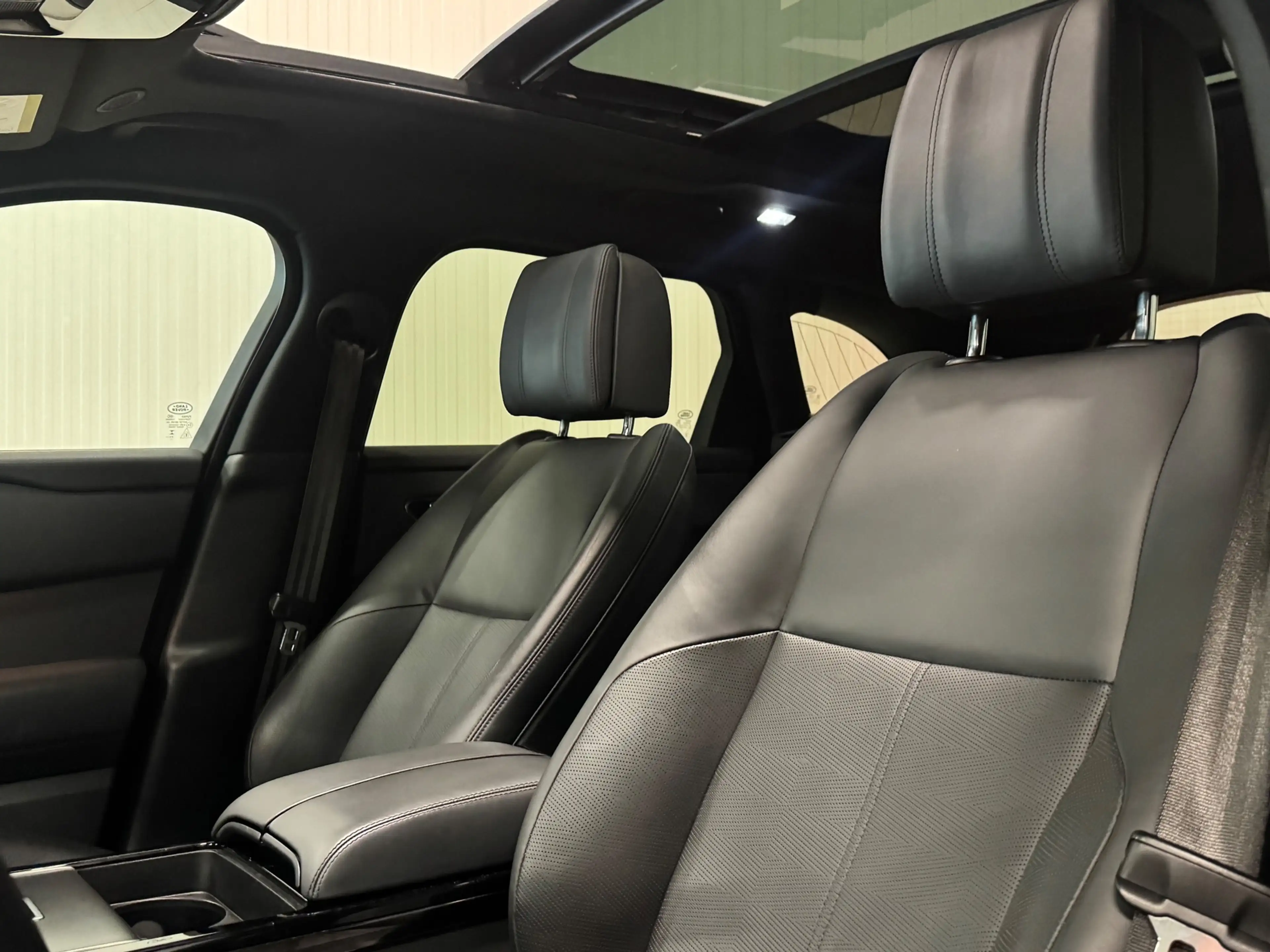 Land Rover Range Rover Velar 2.0 P400e R-Dynamic HSE | FACELIFT | PANO | 360 CA — photo 4