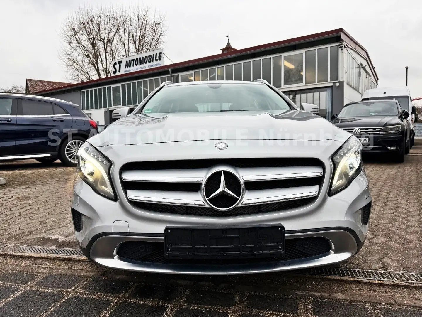 Mercedes-Benz GLA 200 d CDI Automatik*AHK*TEMPOMAT*PDC*XEN*NAV Silber - 2