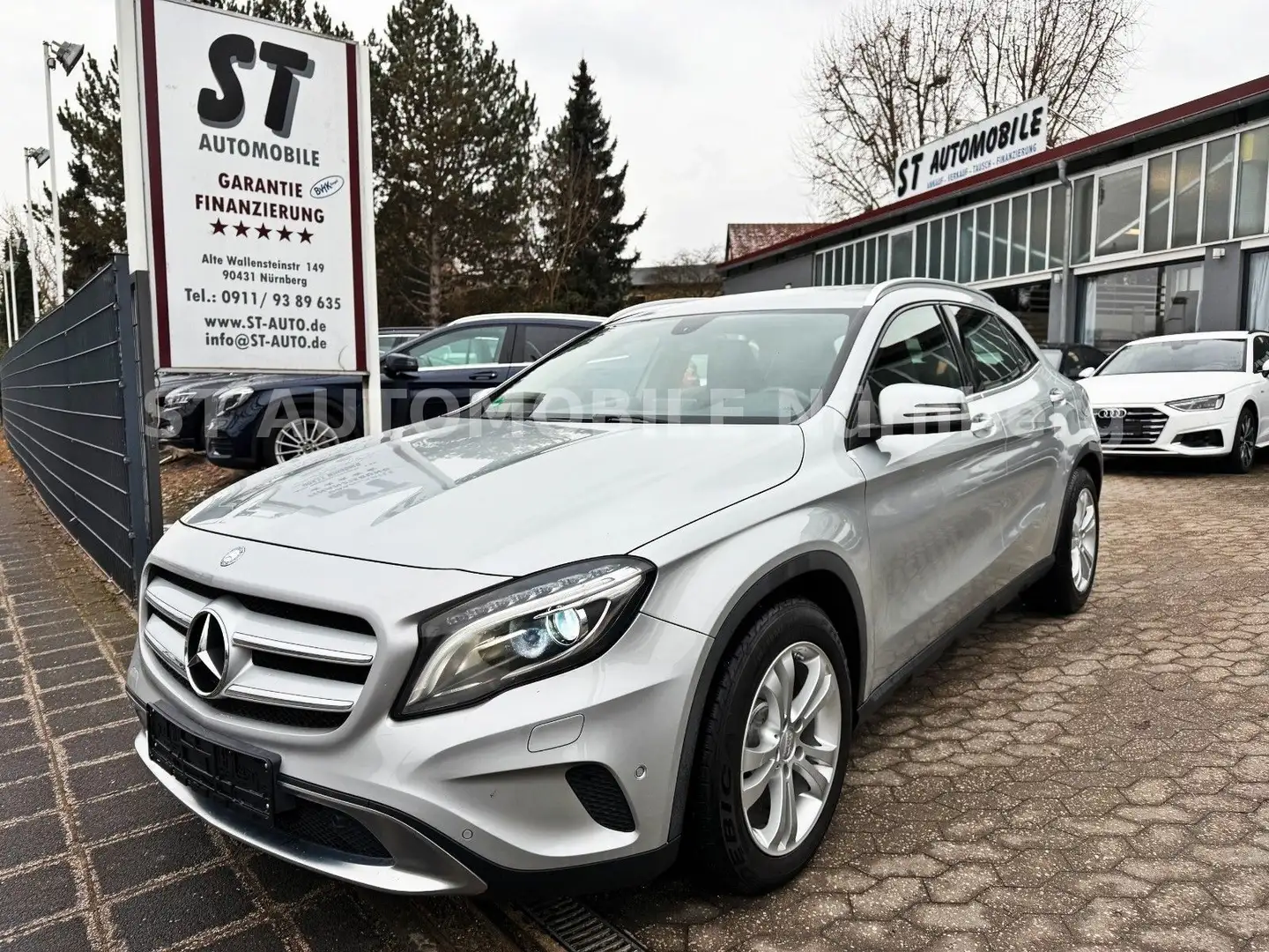 Mercedes-Benz GLA 200 d CDI Automatik*AHK*TEMPOMAT*PDC*XEN*NAV Silber - 1