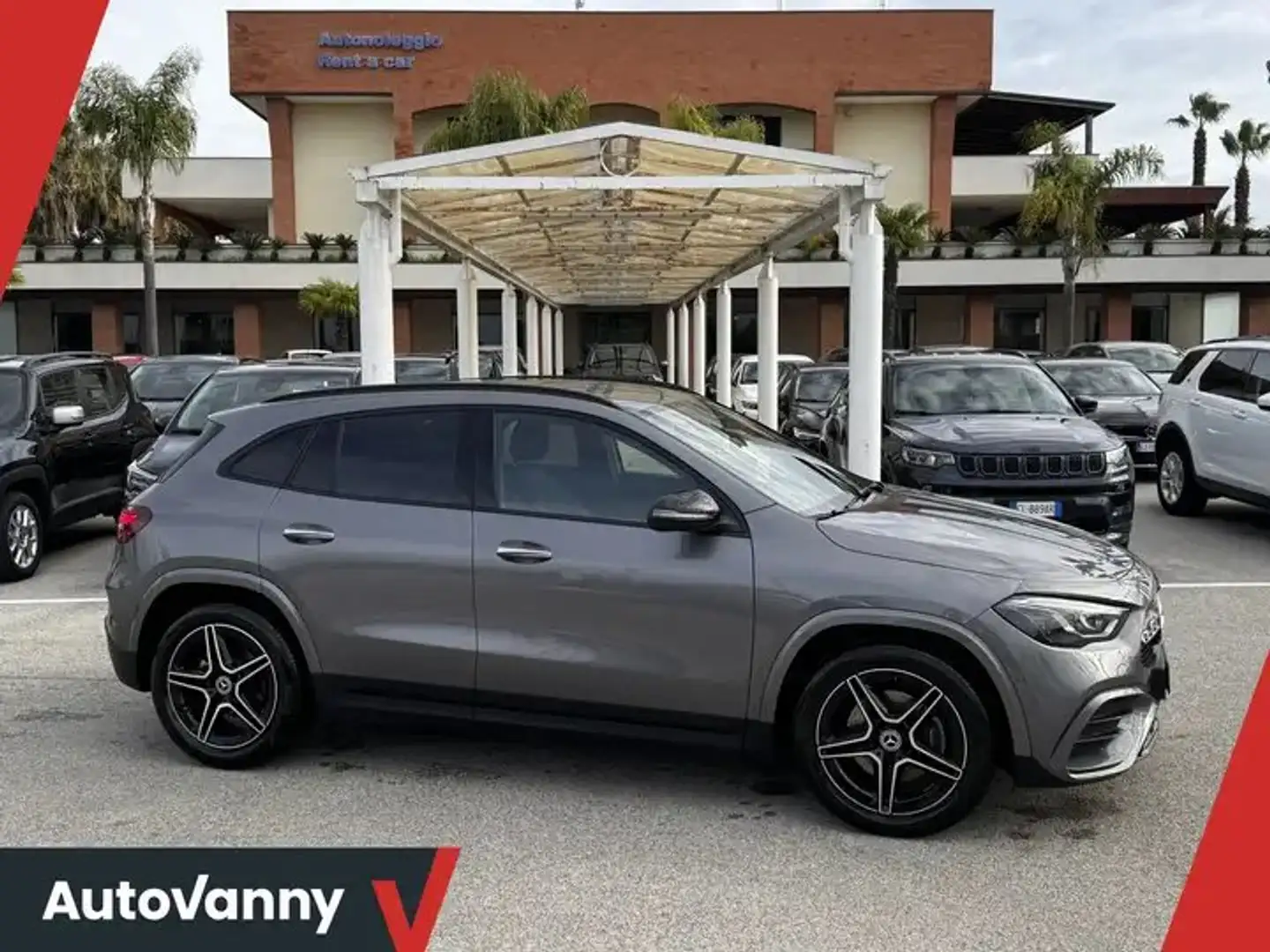 Mercedes-Benz GLA 200 d AMG Line Premium Plus auto Grijs - 1