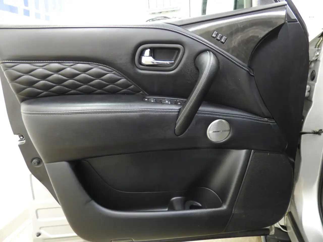 Infiniti QX80 снимка Infiniti QX80