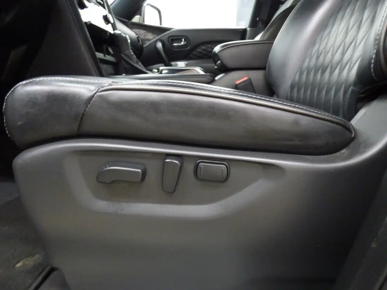 Infiniti QX80 снимка Infiniti QX80