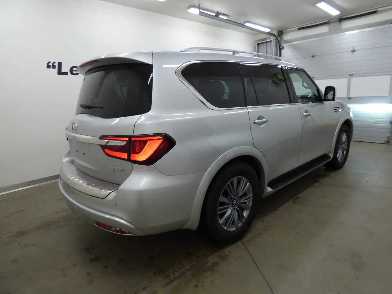 Infiniti QX80 снимка Infiniti QX80