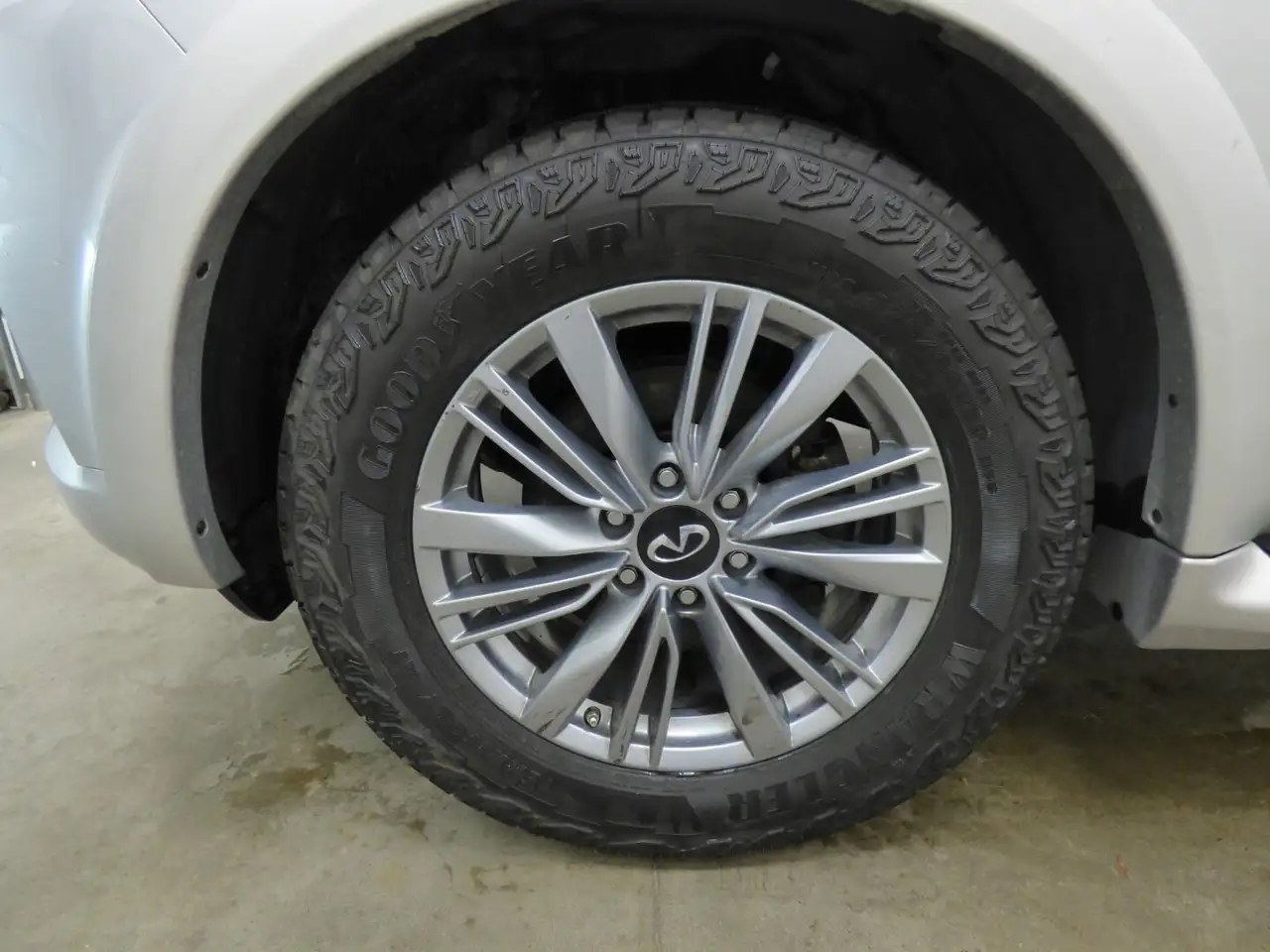Infiniti QX80 снимка Infiniti QX80