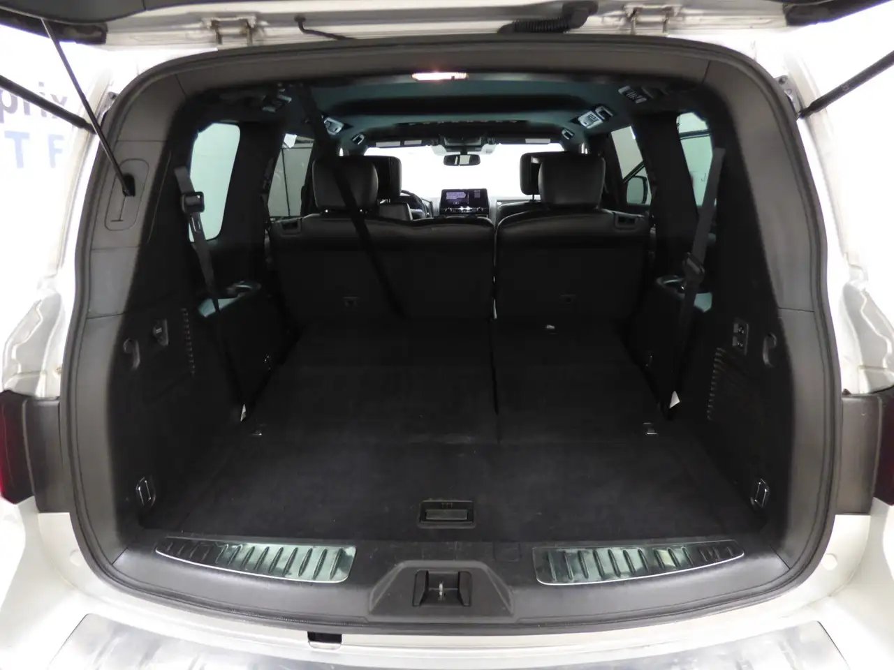 Infiniti QX80 снимка Infiniti QX80