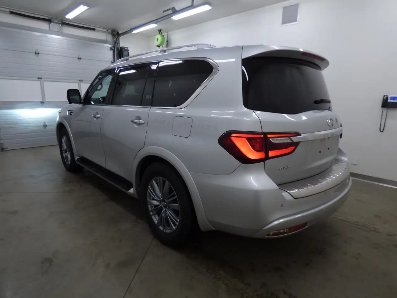 Infiniti QX80 снимка Infiniti QX80