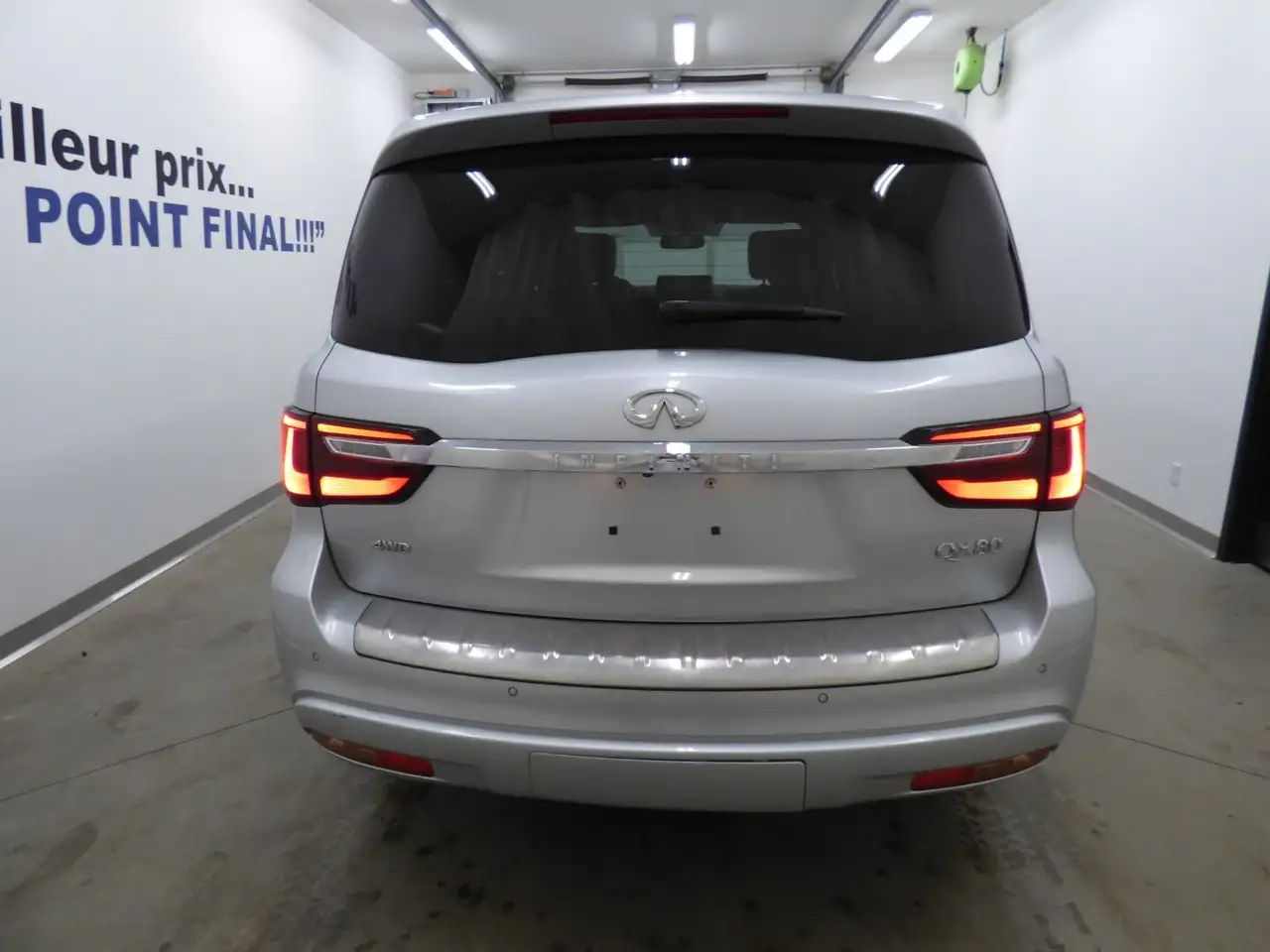 Infiniti QX80 снимка Infiniti QX80