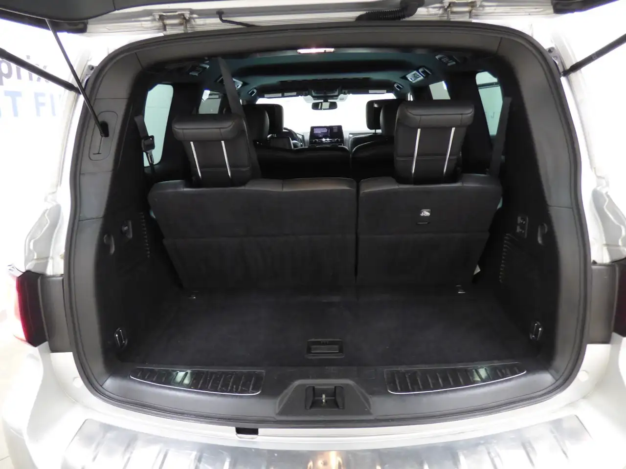 Infiniti QX80 снимка Infiniti QX80