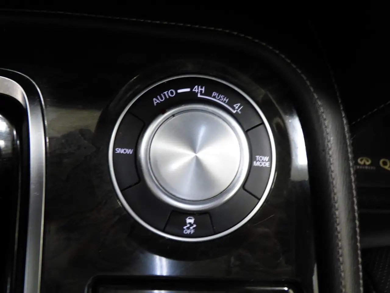 Infiniti QX80 снимка Infiniti QX80