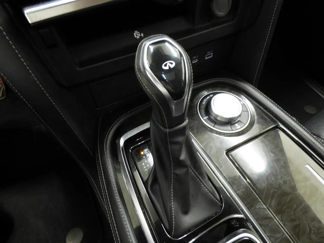 Infiniti QX80 снимка Infiniti QX80