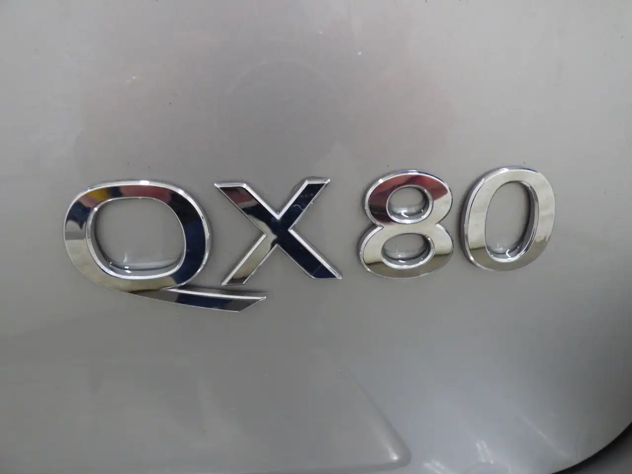 Infiniti QX80 снимка Infiniti QX80
