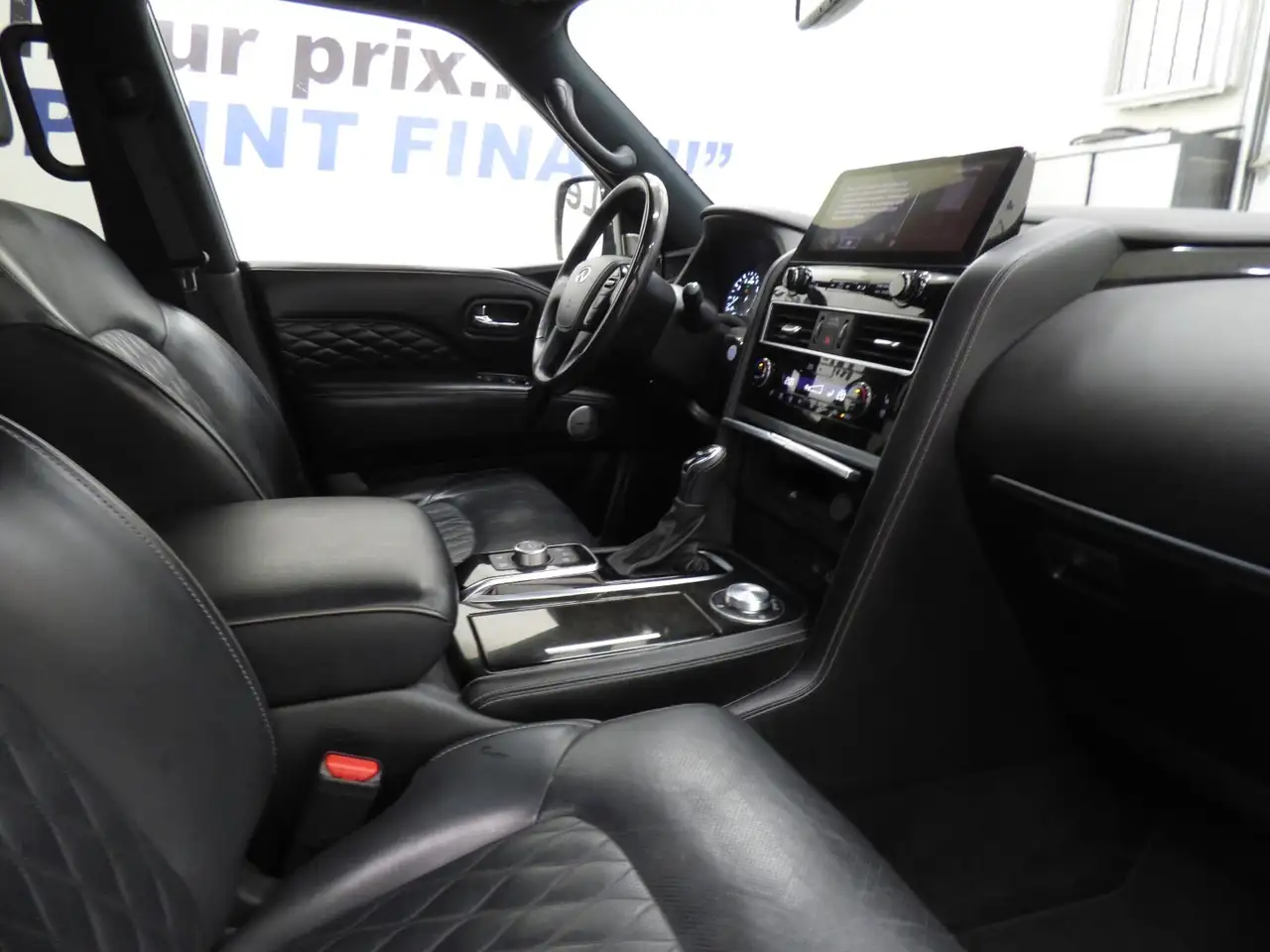 Infiniti QX80 снимка Infiniti QX80
