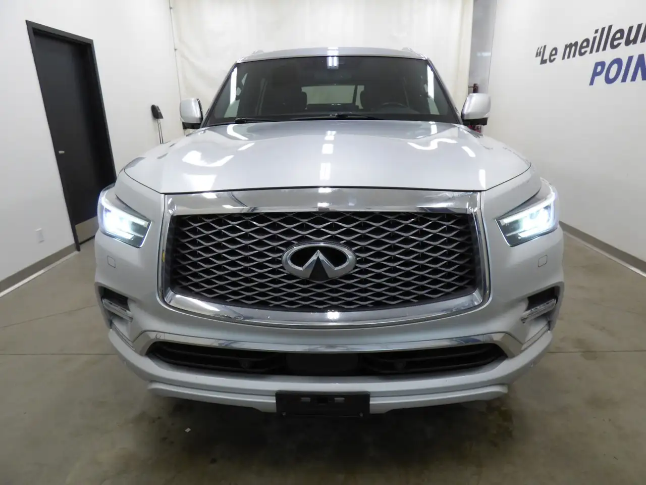 Infiniti QX80 снимка Infiniti QX80