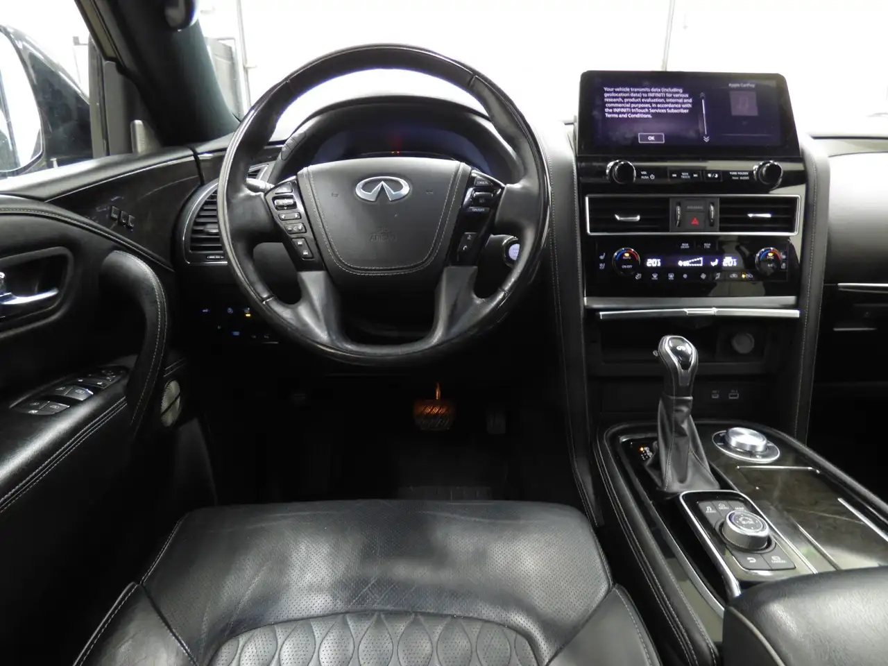 Infiniti QX80 снимка Infiniti QX80