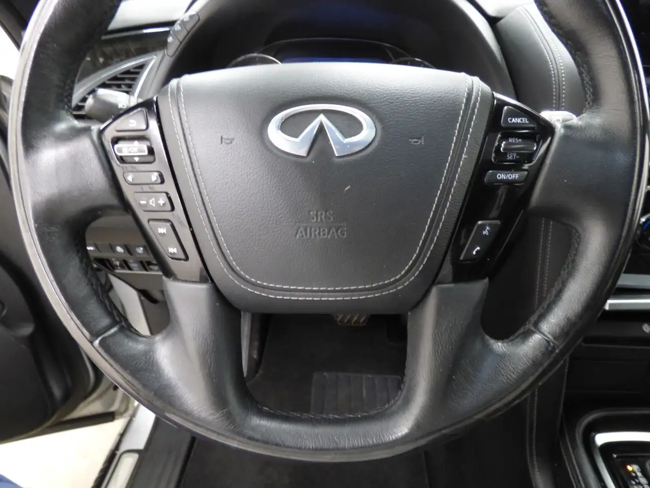 Infiniti QX80 снимка Infiniti QX80
