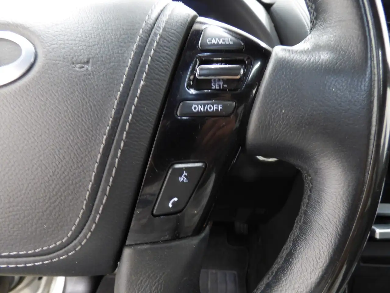 Infiniti QX80 снимка Infiniti QX80