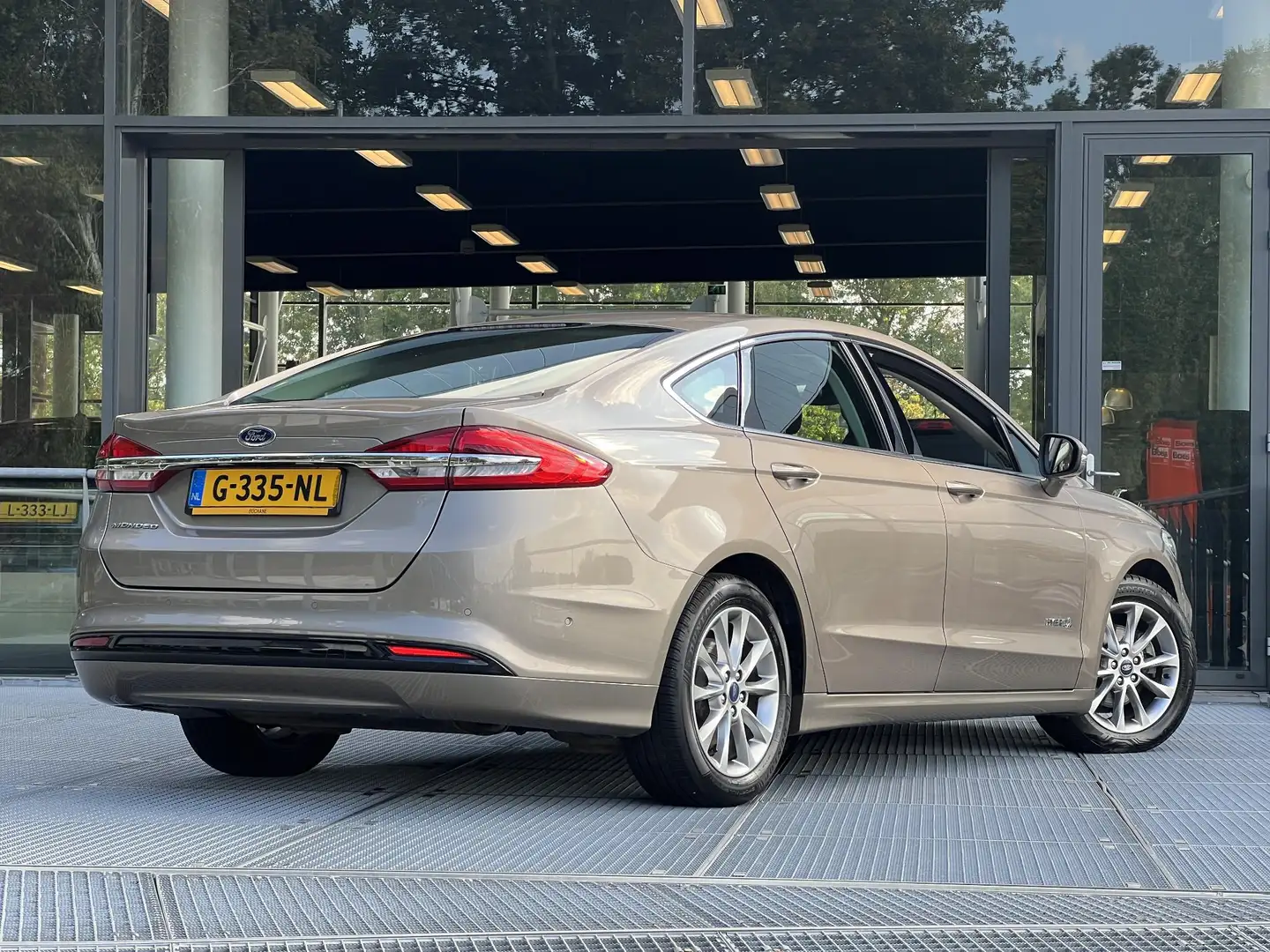 Ford Mondeo 2.0 IVCT HEV Titanium | Cruise Control | Carplay | Grijs - 2