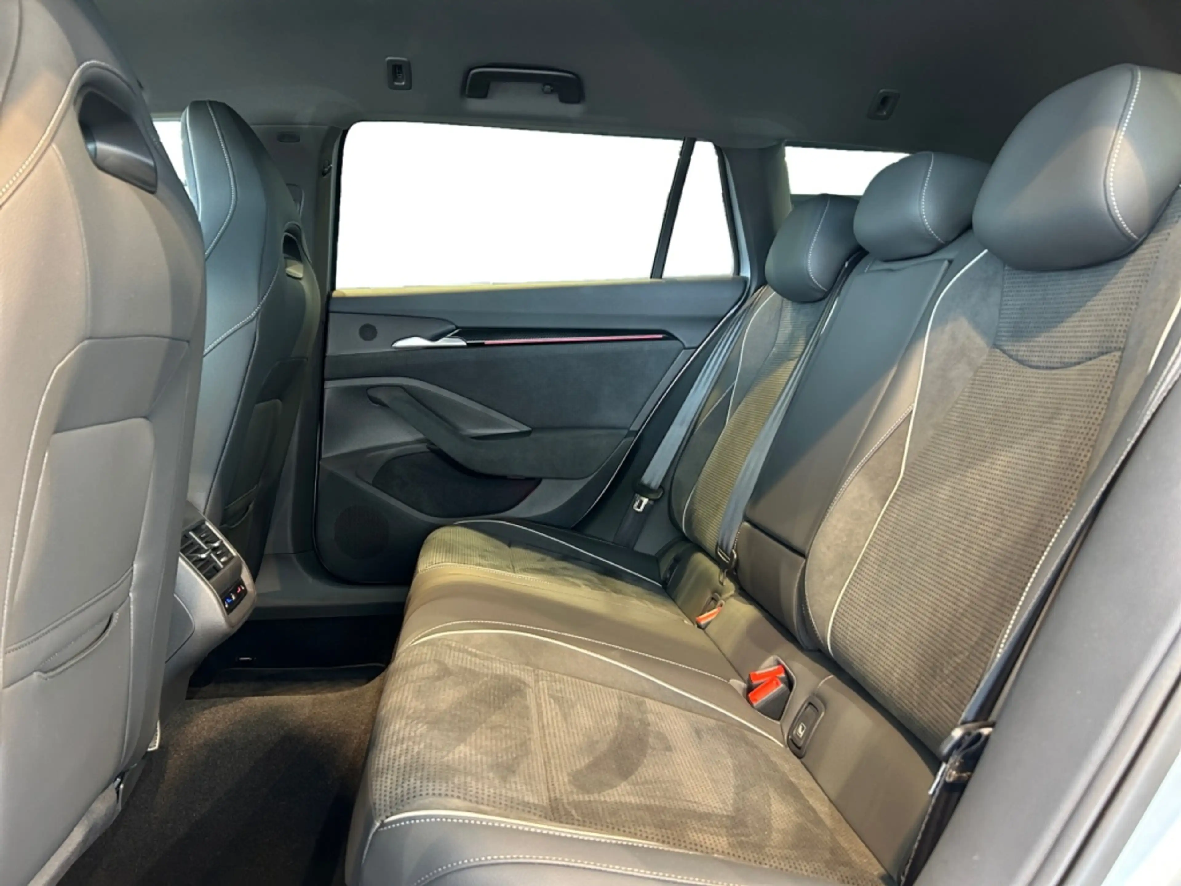 Skoda Superb 2.0 TDI Sportline Carbon+Fahrassist+AHK — photo 10