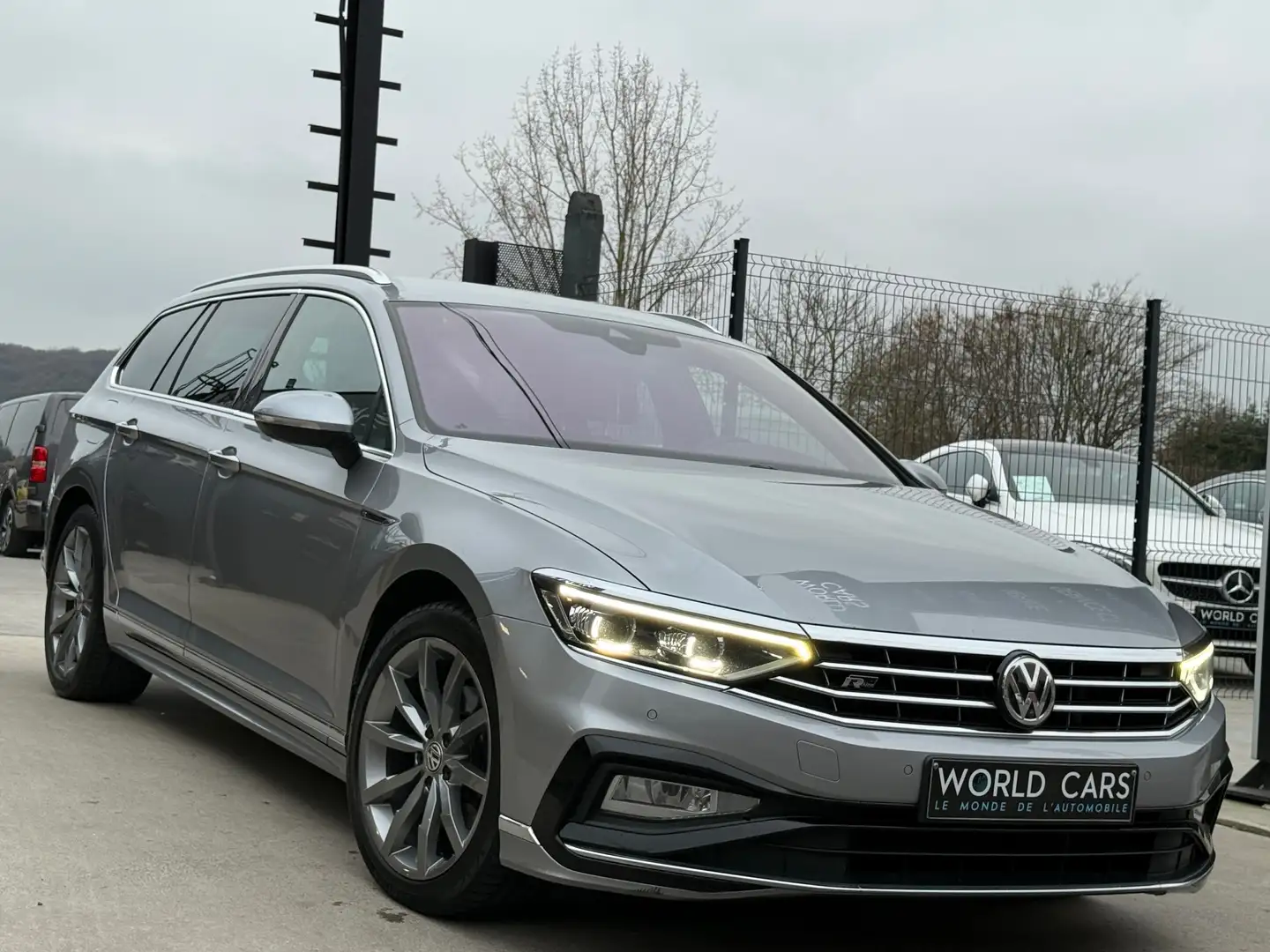 Volkswagen Passat 2.0 TDi R-LINE DSG - CAM360° - KEYLESS - DISTRO Grau - 2