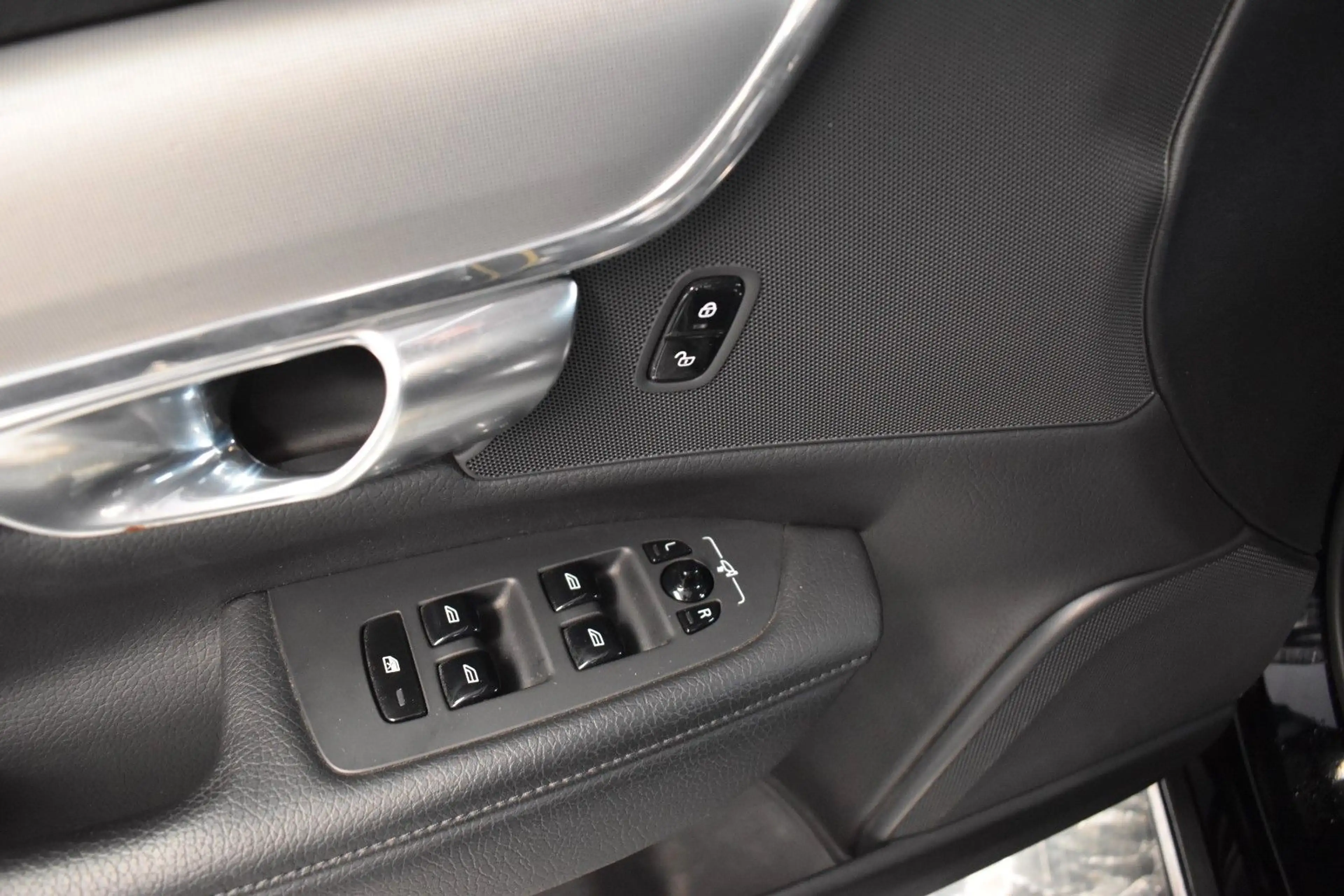 Volvo V90 Kombi Momentum Pro*KAMERA*LEDER*SHZ*LED* — photo 13
