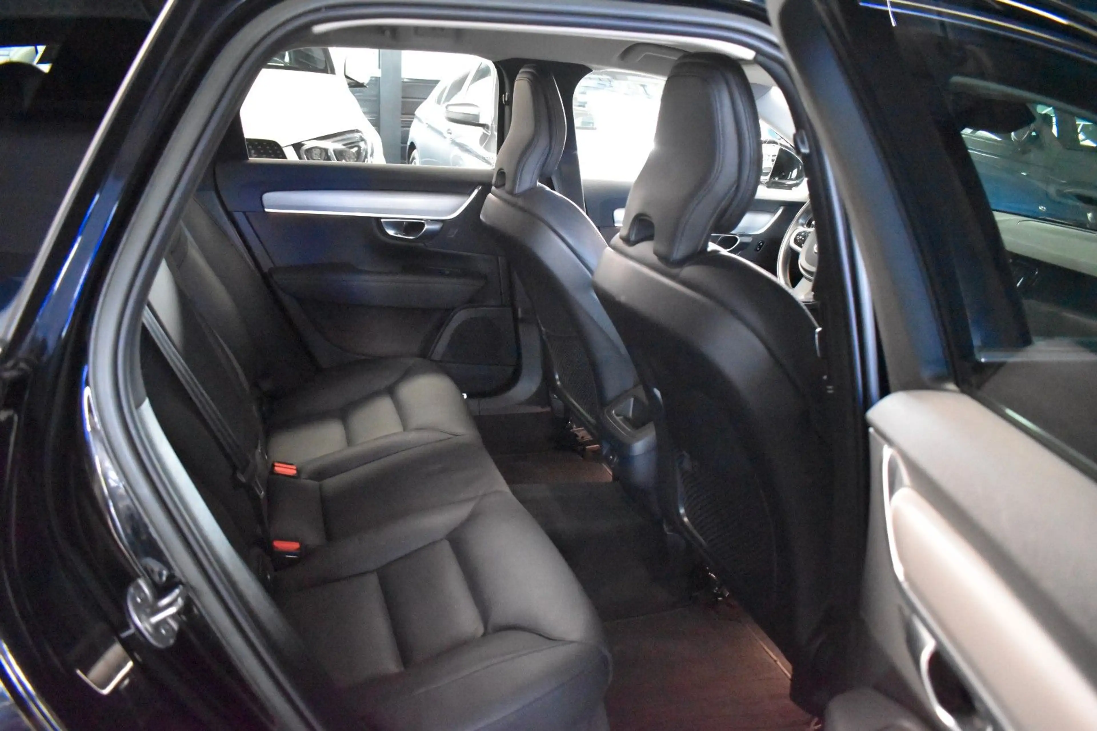 Volvo V90 Kombi Momentum Pro*KAMERA*LEDER*SHZ*LED* — photo 10