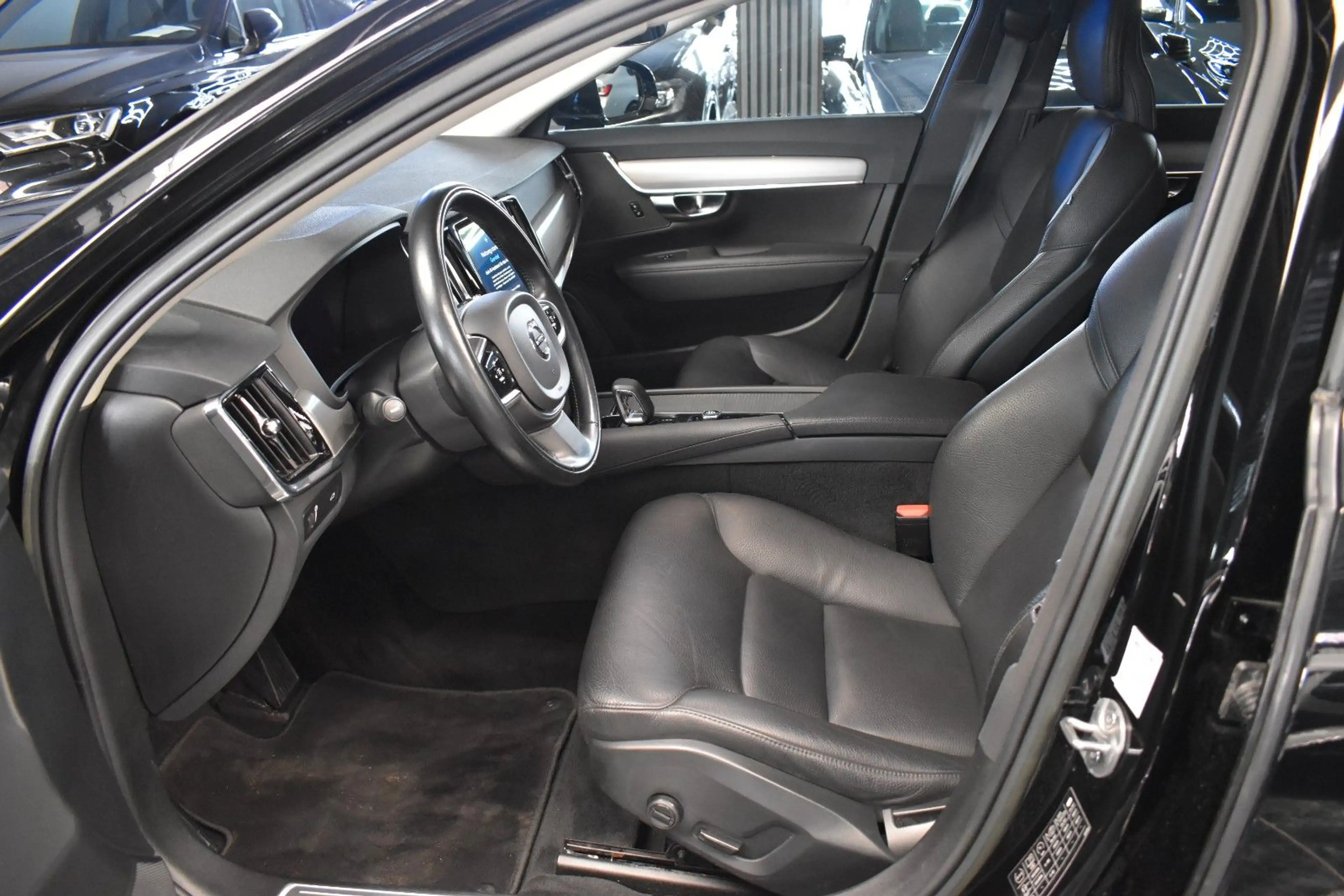 Volvo V90 Kombi Momentum Pro*KAMERA*LEDER*SHZ*LED* — photo 11