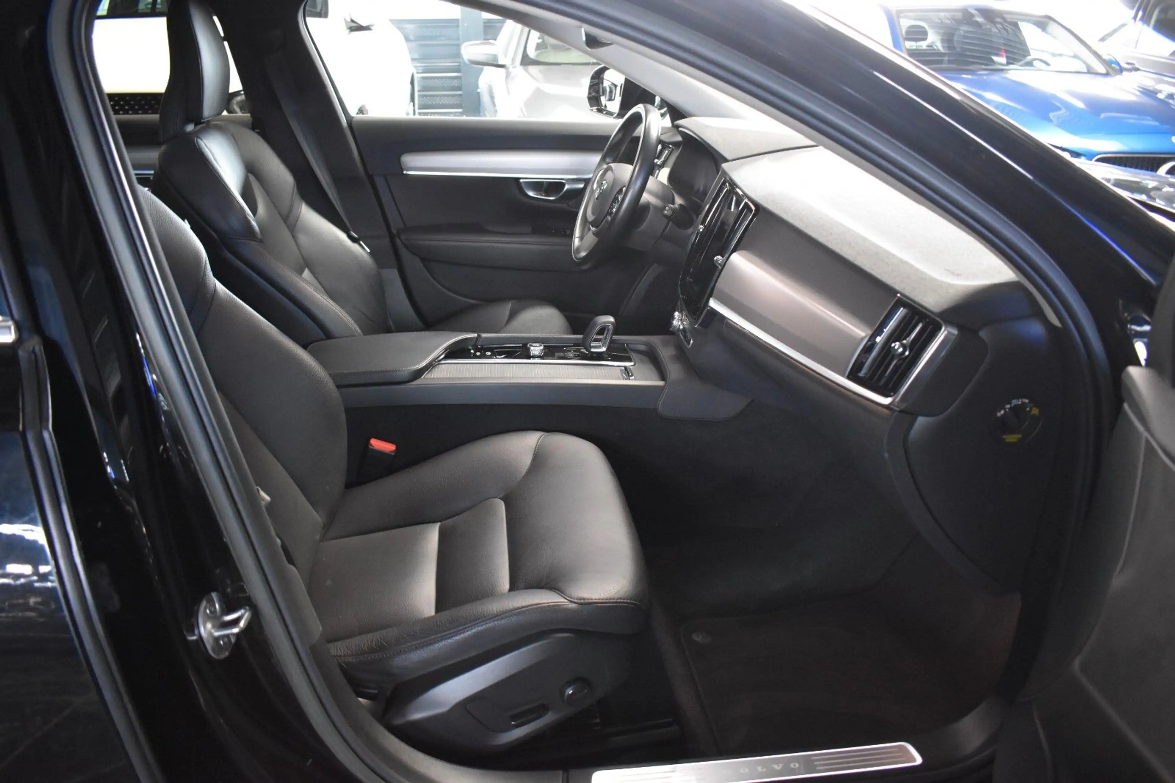 Volvo V90 Kombi Momentum Pro*KAMERA*LEDER*SHZ*LED* — photo 8